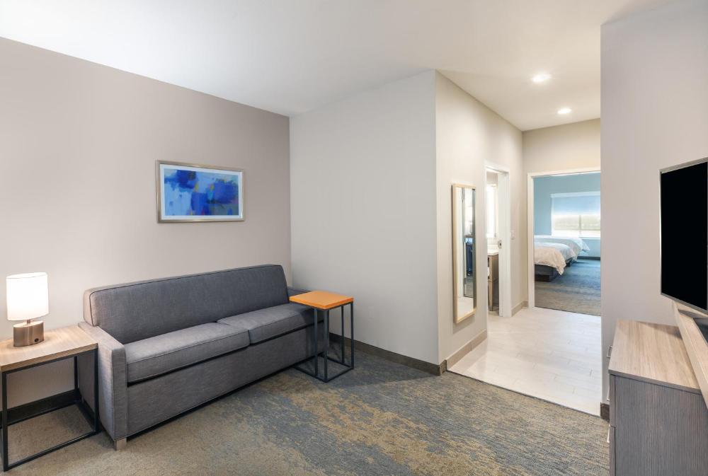 Two-Bedroom Suite with One King Bed, Two Queen Beds and One Sofa Bed interior